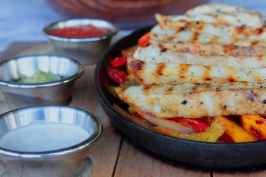 Tavuk, pirinç ve salata servis tabağında.