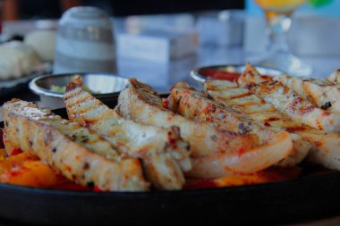 Tavuk, pirinç ve salata servis tabağında.