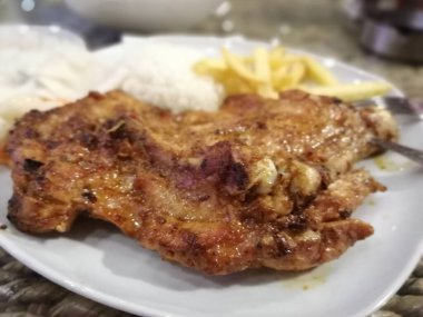 Tavuk, pirinç ve salata servis tabağında.