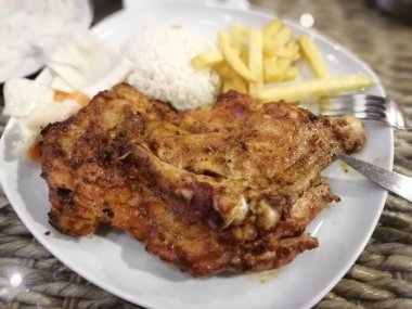 Tavuk, pirinç ve salata servis tabağında.