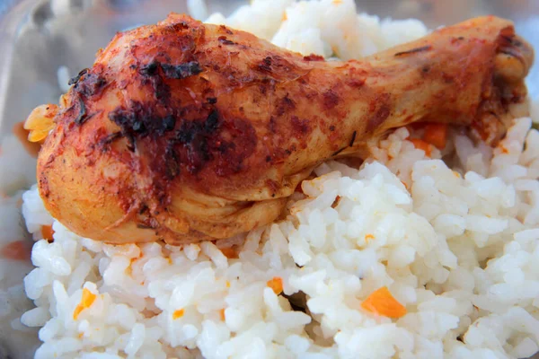 Frango Arroz Salada Prato Serviço — Fotografia de Stock