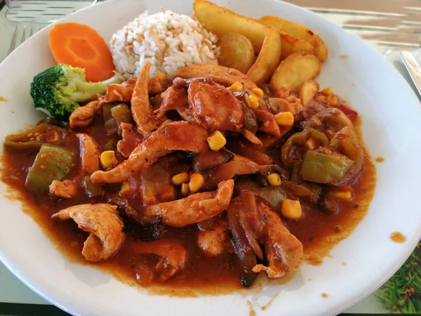 Kuře Rýže Salát Servírovacím Talíři — Stock fotografie