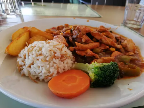 Frango Arroz Salada Prato Serviço — Fotografia de Stock