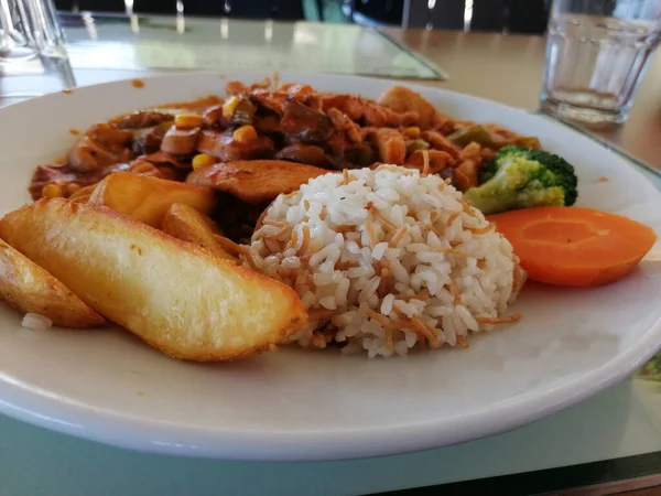 Frango Arroz Salada Prato Serviço — Fotografia de Stock