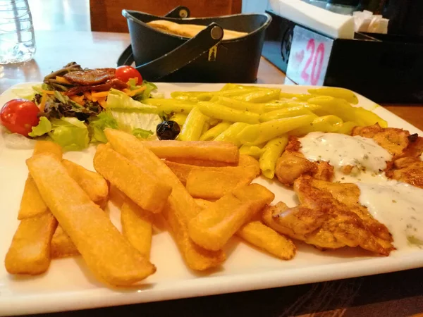 Frango Arroz Salada Prato Serviço — Fotografia de Stock