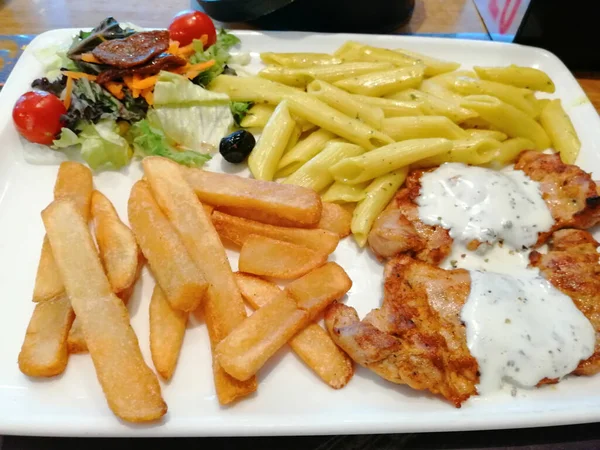 Frango Arroz Salada Prato Serviço — Fotografia de Stock