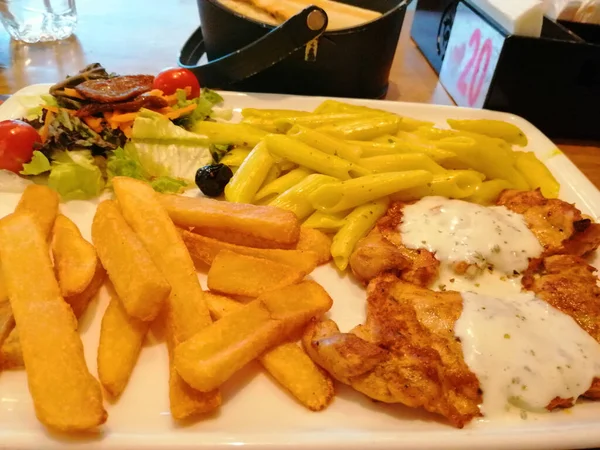 Frango Arroz Salada Prato Serviço — Fotografia de Stock