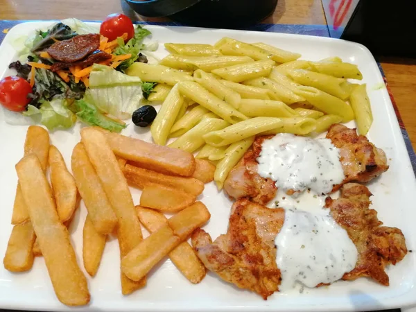 Frango Arroz Salada Prato Serviço — Fotografia de Stock