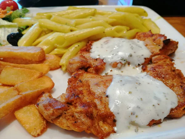 Frango Arroz Salada Prato Serviço — Fotografia de Stock