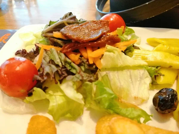 Frango Arroz Salada Prato Serviço — Fotografia de Stock