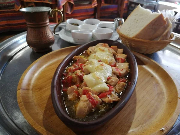 Poulet Riz Salade Dans Une Assiette Service — Photo