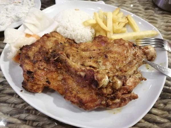 Курица Рис Салат Тарелке — стоковое фото