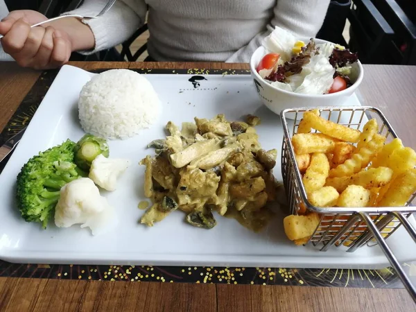 Huhn Reis Und Salat Auf Einem Servierteller — Stockfoto