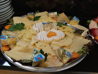 Masada çeşitli peynirlerle servis edilen peynir tabağı.