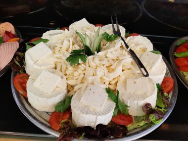 Masada çeşitli peynirlerle servis edilen peynir tabağı.