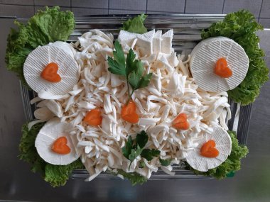 Masada çeşitli peynirlerle servis edilen peynir tabağı.