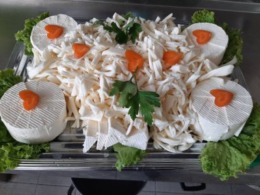 Masada çeşitli peynirlerle servis edilen peynir tabağı.