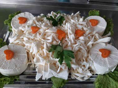 Masada çeşitli peynirlerle servis edilen peynir tabağı.