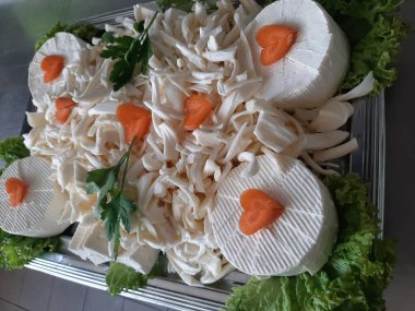 Masada çeşitli peynirlerle servis edilen peynir tabağı.