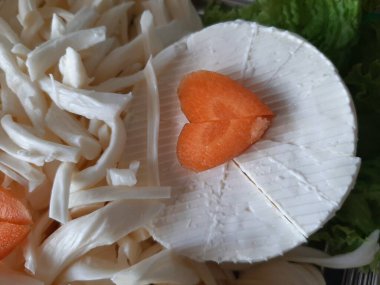 Masada çeşitli peynirlerle servis edilen peynir tabağı.