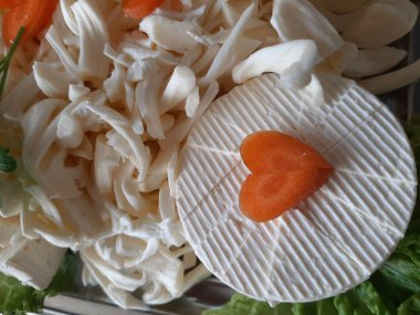 Masada çeşitli peynirlerle servis edilen peynir tabağı.