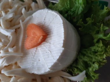 Masada çeşitli peynirlerle servis edilen peynir tabağı.