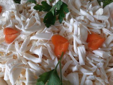 Masada çeşitli peynirlerle servis edilen peynir tabağı.