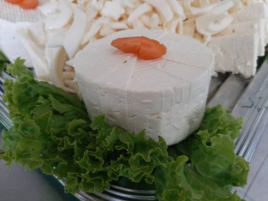 Masada çeşitli peynirlerle servis edilen peynir tabağı.