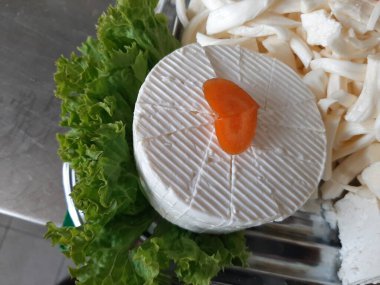 Masada çeşitli peynirlerle servis edilen peynir tabağı.