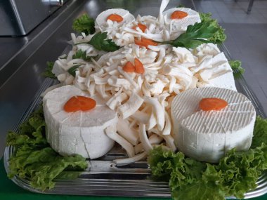 Masada çeşitli peynirlerle servis edilen peynir tabağı.