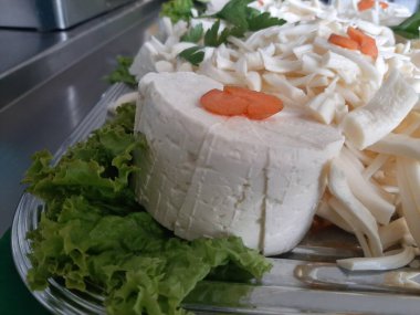 Masada çeşitli peynirlerle servis edilen peynir tabağı.