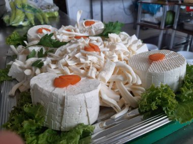 Masada çeşitli peynirlerle servis edilen peynir tabağı.