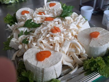 Masada çeşitli peynirlerle servis edilen peynir tabağı.