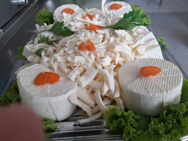 Masada çeşitli peynirlerle servis edilen peynir tabağı.