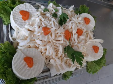 Masada çeşitli peynirlerle servis edilen peynir tabağı.