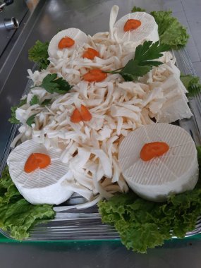 Masada çeşitli peynirlerle servis edilen peynir tabağı.