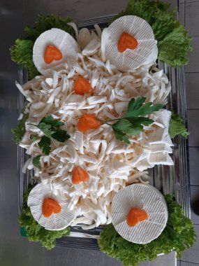 Masada çeşitli peynirlerle servis edilen peynir tabağı.