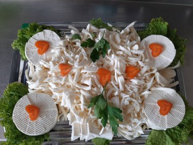 Masada çeşitli peynirlerle servis edilen peynir tabağı.