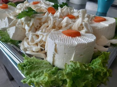 Masada çeşitli peynirlerle servis edilen peynir tabağı.