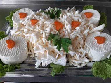 Masada çeşitli peynirlerle servis edilen peynir tabağı.