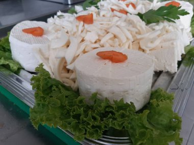 Masada çeşitli peynirlerle servis edilen peynir tabağı.