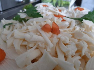 Masada çeşitli peynirlerle servis edilen peynir tabağı.