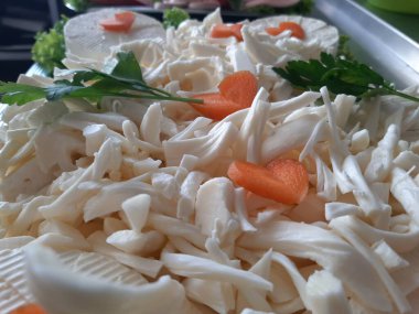 Masada çeşitli peynirlerle servis edilen peynir tabağı.