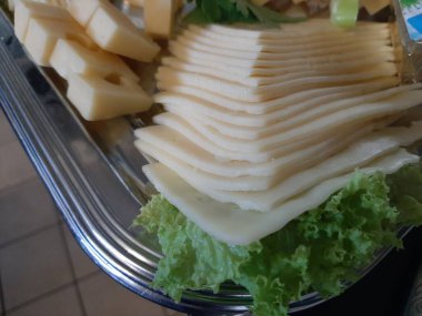 Masada çeşitli peynirlerle servis edilen peynir tabağı.