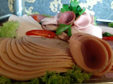 Masada çeşitli peynirlerle servis edilen peynir tabağı.