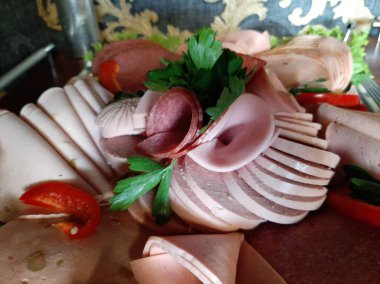 Masada çeşitli peynirlerle servis edilen peynir tabağı.