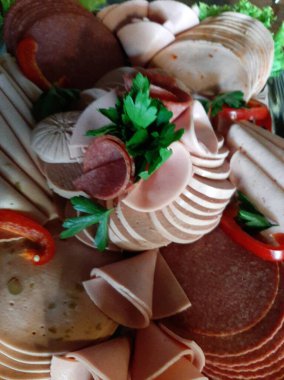 Masada çeşitli peynirlerle servis edilen peynir tabağı.