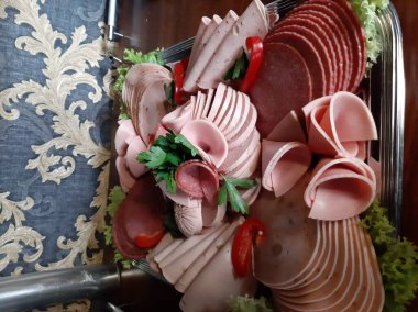 Masada çeşitli peynirlerle servis edilen peynir tabağı.