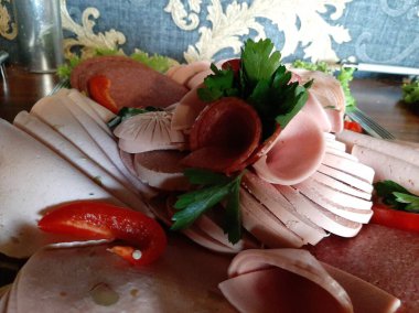 Masada çeşitli peynirlerle servis edilen peynir tabağı.