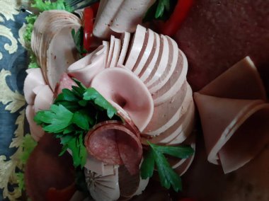 Masada çeşitli peynirlerle servis edilen peynir tabağı.